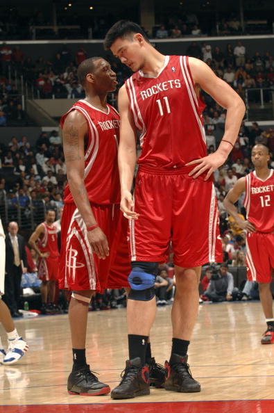 TA：赢球正成为枪手的一种习惯；诺伊尔在定位球防守上很脆弱（TA：阿森纳赢球已成常态；诺伊尔在定位球防守上显脆弱）